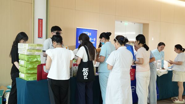 准爸爸现场“生娃”疼到飙汗！孕妈笑中带泪：这一次，终于懂了彼此